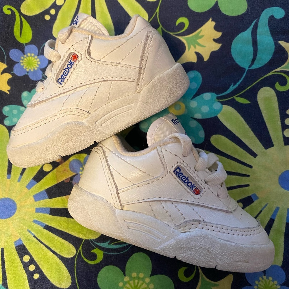 Classic Reebok white infant sneakers sz3 EUC